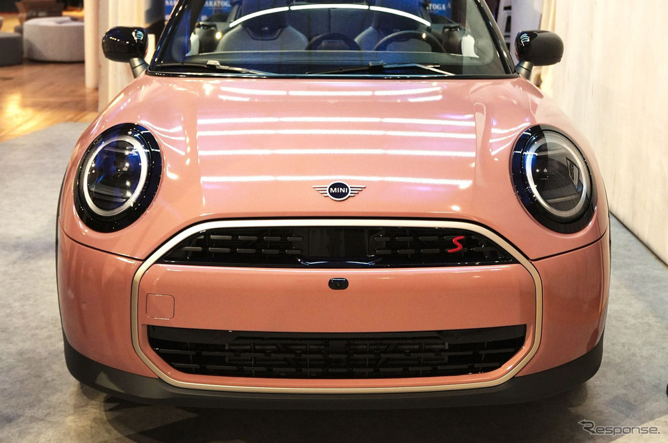 PANTONE(パントン)社が発表した2025年のテーマカラー「モカムース」で塗装された新型MINI『クーパーコンバーチブル』《photo by MINI》