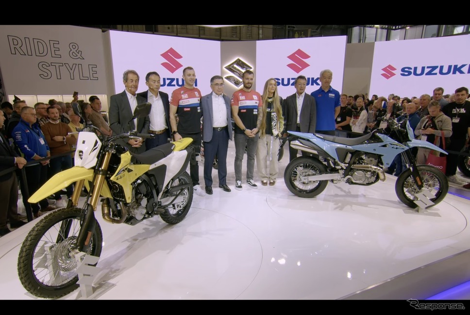 「EICMA2024」で新型DR-Z4S/SMを発表したスズキ鈴木俊宏社長(プレスカンファレンスより)