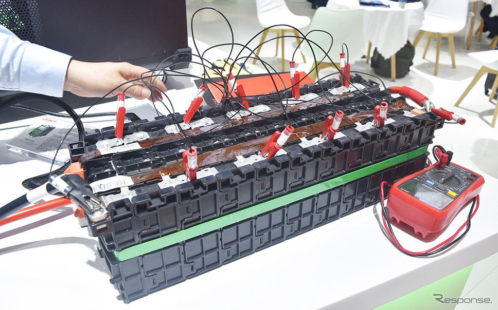 BYDのリチウムイオンバッテリーに「EVP711」を電極を接続した状態《写真撮影 松岡大輔(JC Resonance)》