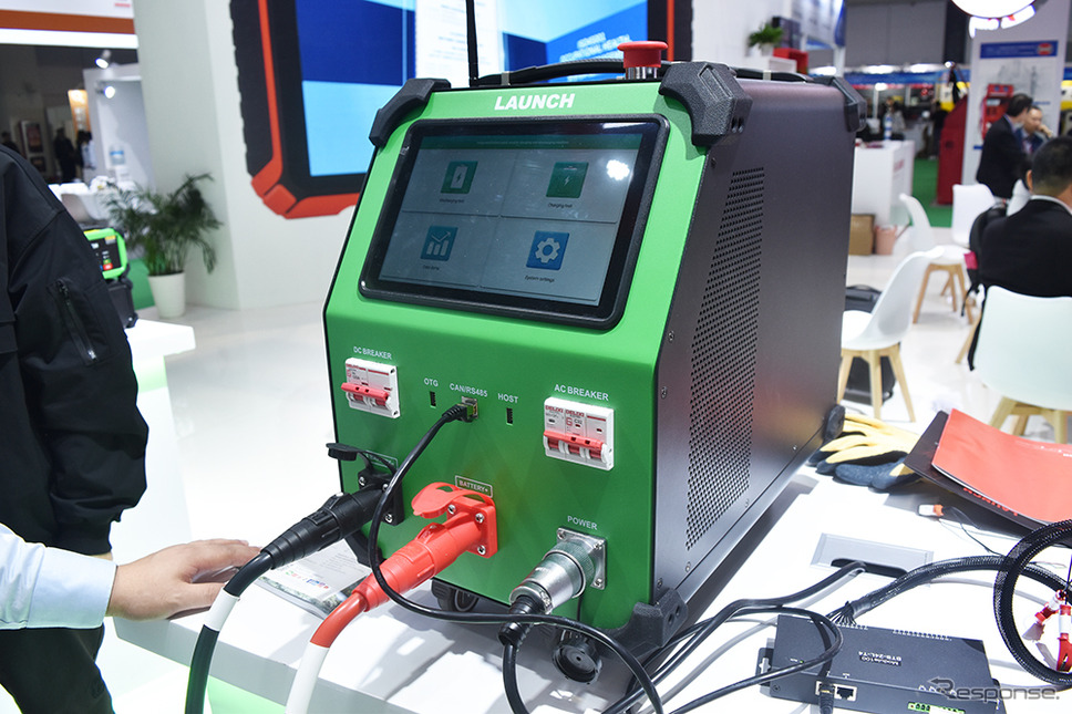 LAUNCH TECHのブースに出品されていたEVバッテリーの充電と放電を行えるツール「EVP711」《写真撮影 松岡大輔(JC Resonance)》