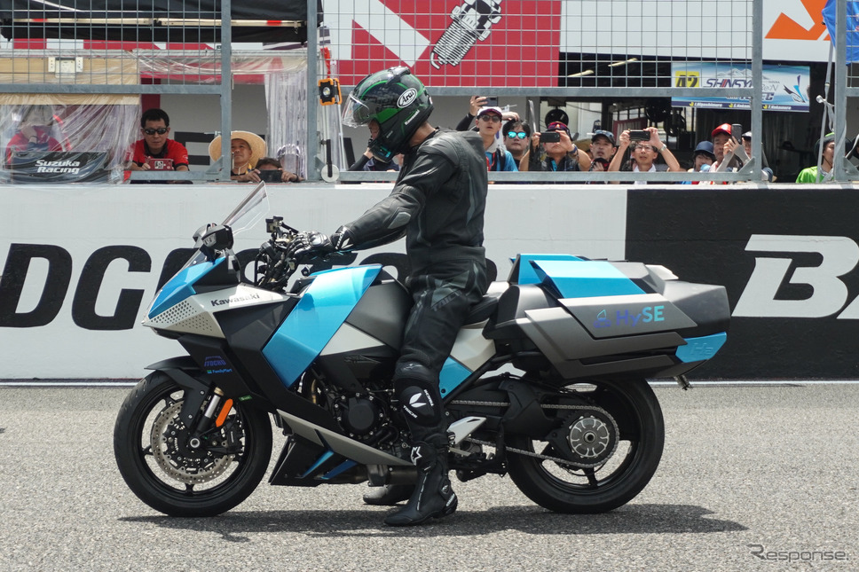 鈴鹿8耐でサプライズ走行をおこなったカワサキの「水素エンジンバイク」《写真撮影 宮崎壮人》