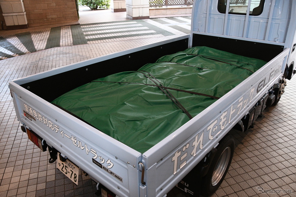 いすゞ エルフミオ ダブルタイヤ・シングルキャブ・フルフラットローの荷台。写真は500kgのウエイトを積んでいる《写真撮影 諸星陽一》