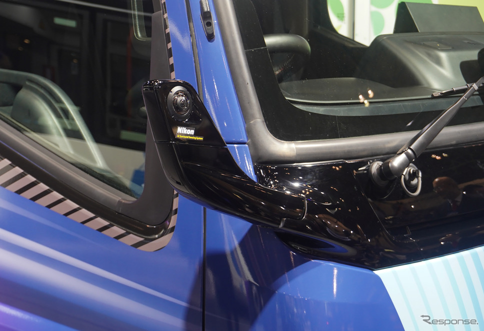 ニコンのカメラを搭載した三菱ふそうの自動追尾型EVごみ収集車(参考画像)《写真撮影 宮崎壮人》