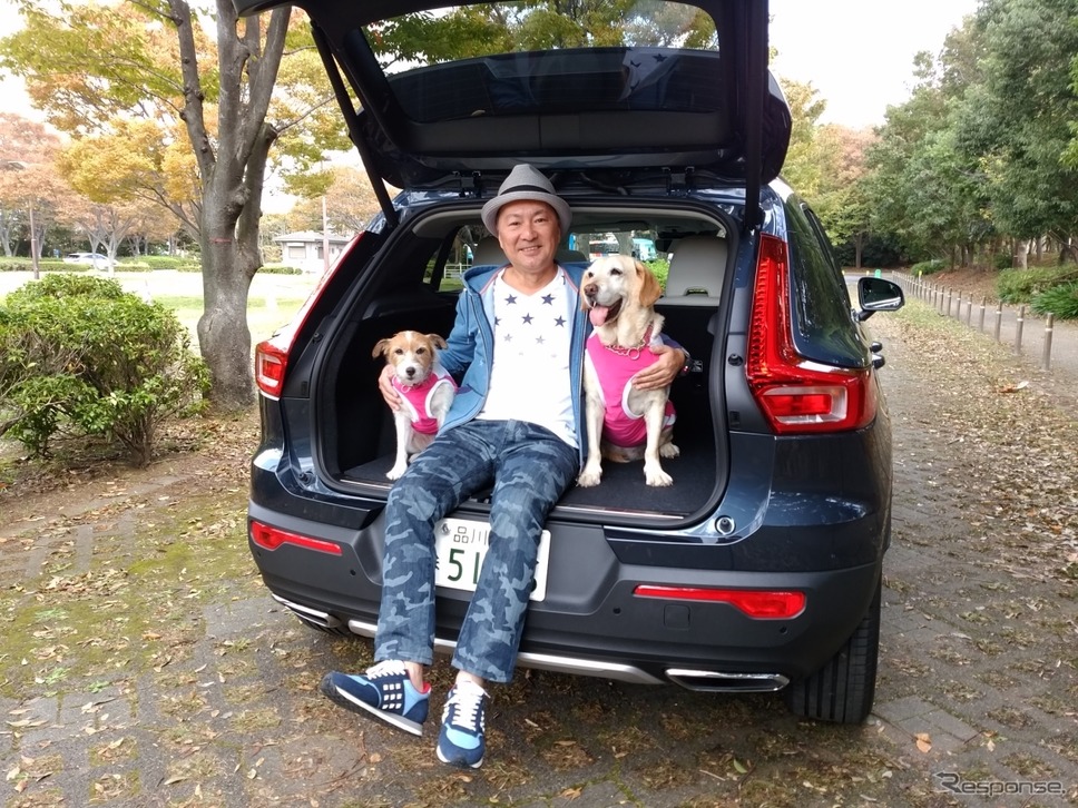 2代目自称自動車評論犬!? ラブラードールのマリア(右)と3代目自称自動車評論犬!? ジャックラッセルのララ(左)《写真撮影 青山尚暉》