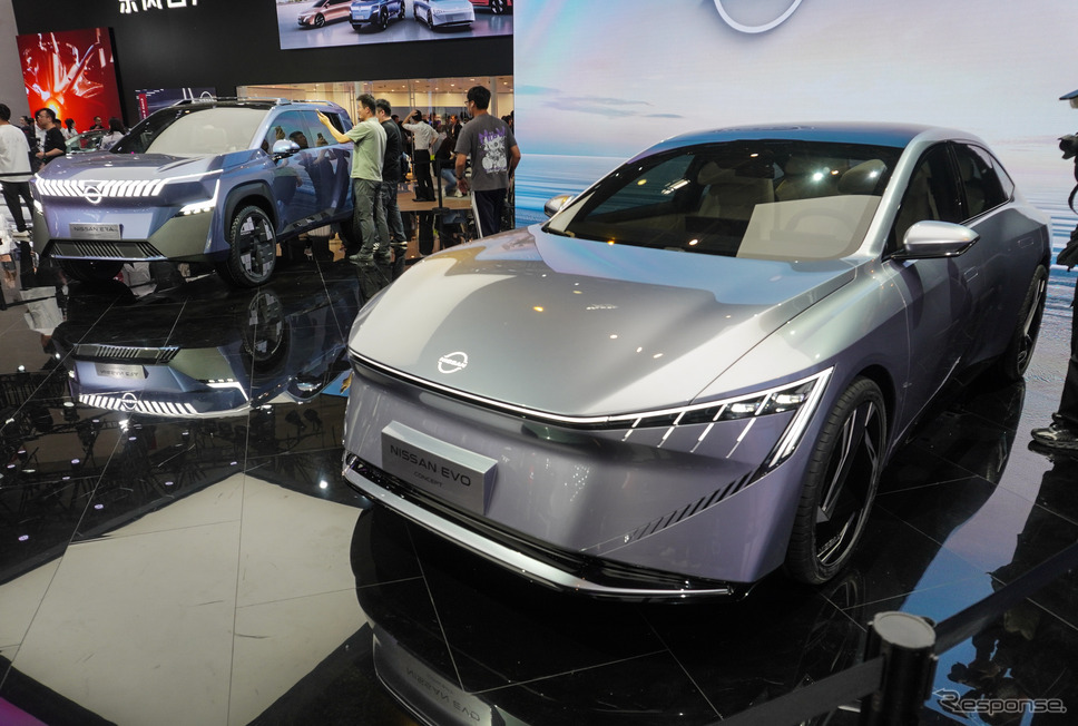 日産が北京モーターショー2024で中国専用車として発表したエヴォ・コンセプト(手前)とエラ・コンセプト(奥)参考画像《写真撮影 宮崎壮人》