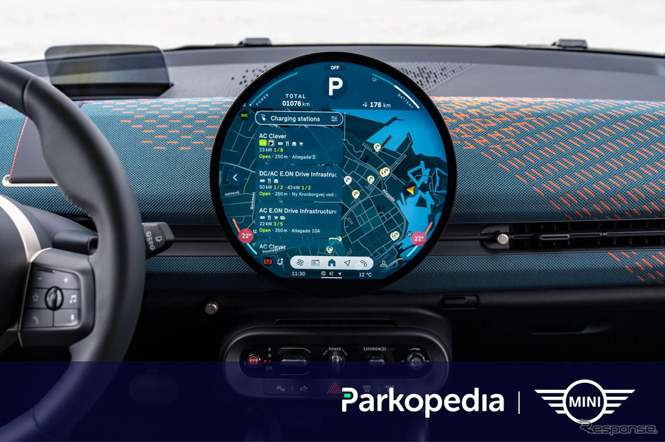 MINIの最新のEVに採用されたParkopediaの世界初の円形OLEDディスプレイ《photo by Parkopedia》
