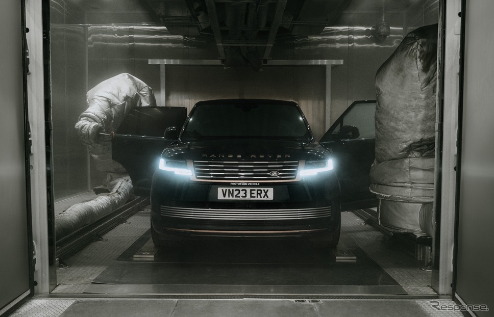 JLRが自動ロボット「ルディ」を導入しマイナス40度でドア開閉の耐久性テスト《photo by JLR》