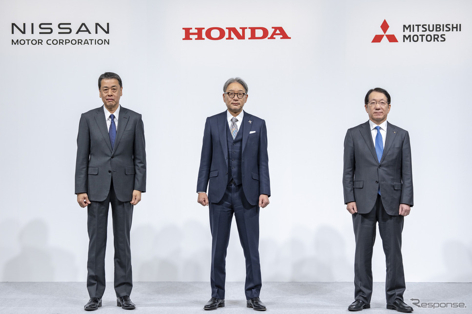 日産自動車の内田誠社長(左)、ホンダの三部敏宏社長(中)、三菱自動車の加藤隆雄社長(右)《写真提供 日産自動車》
