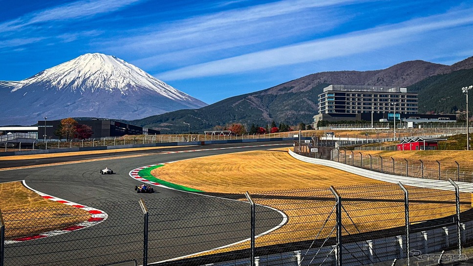 富士山の眺めも魅力のひとつのメインサーキットでの試乗《写真提供 富士スピードウェイホテル》