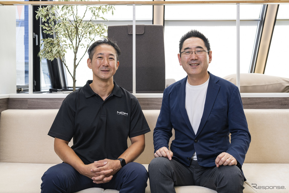 ナノオプト・メディア 代表取締役社長 大嶋康彰氏(左)と、レスポンス編集長の三浦和也(右)《写真撮影 豊崎淳》