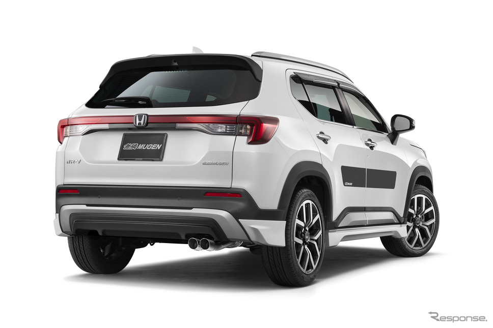 無限が開発中のホンダ『WR-V』用パーツ、エアロ:プラチナホワイト・パール/ホイール:マットガンメタリックミラーフェイス《写真提供 無限》