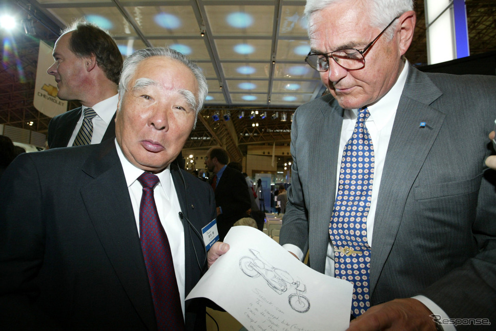 2003年、当時提携関係にあったGMのボブ・ルッツ副会長と《Photo by Koichi Kamoshida/Getty Images/ゲッティイメージズ》