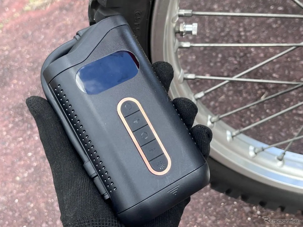バイク用に特化した電動エアポンプ「スマートエアーマルチポンプ SAP2000」《写真提供 カスタムジャパン》