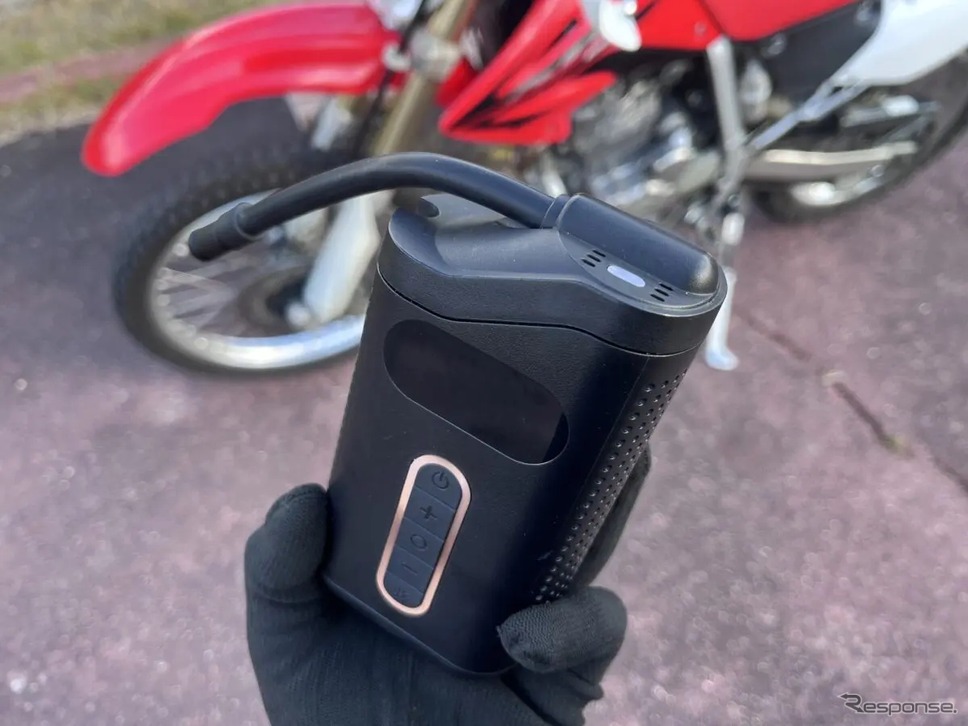 バイク用に特化した電動エアポンプ「スマートエアーマルチポンプ SAP2000」《写真提供 カスタムジャパン》