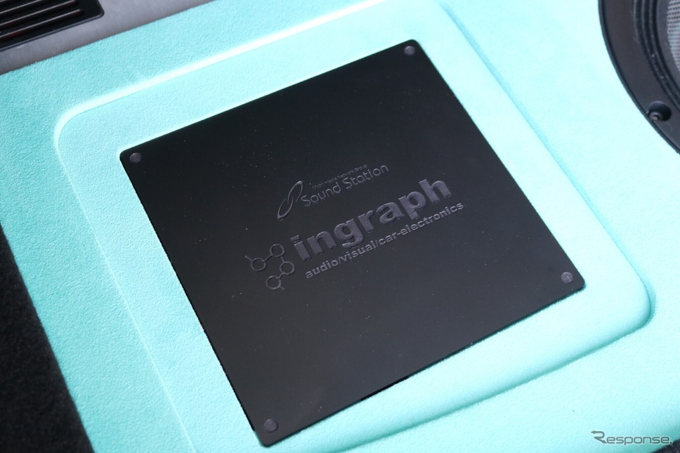 左サイドにはヘリックスのDSP-PRO ULTRAと同サイズのダミーパネルを設置。ショップロゴなどを施した質感の高い仕上がりだ。