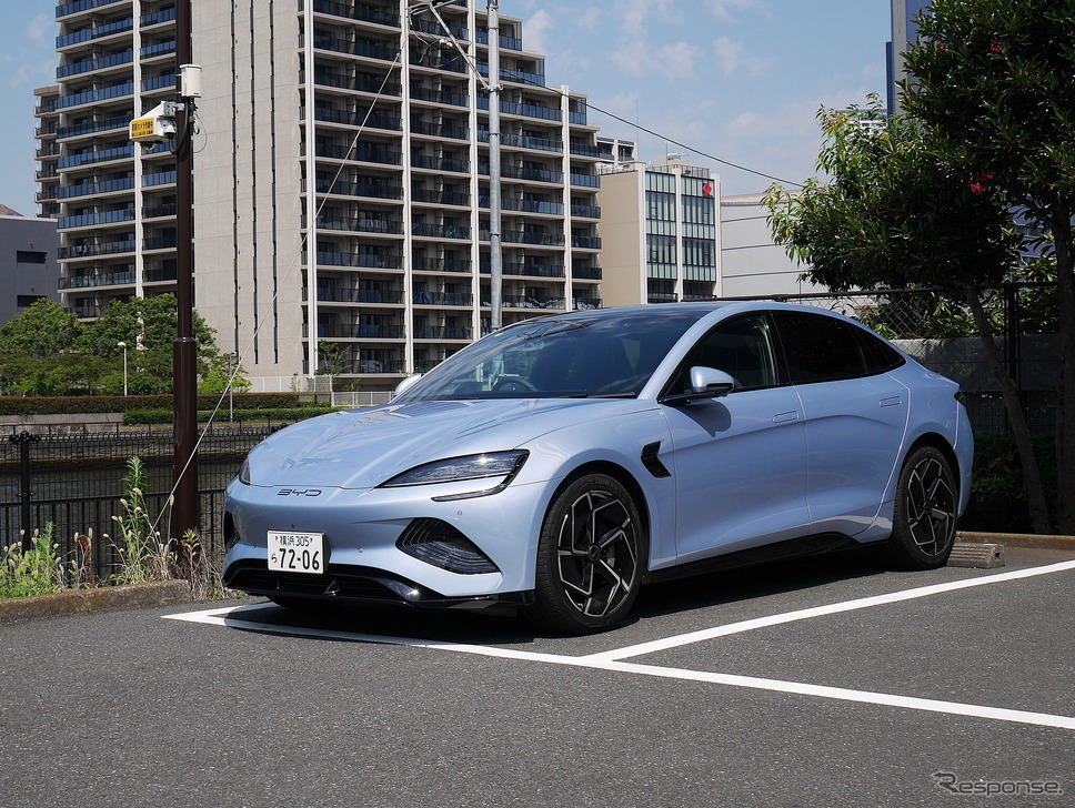 BYD シール《写真撮影 佐藤耕一》