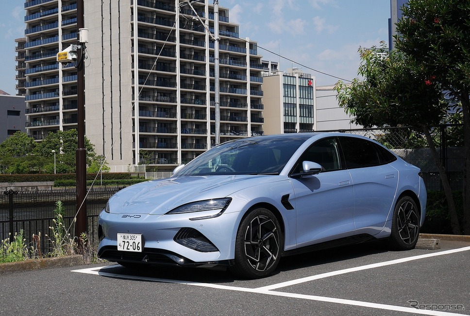 BYD シール《写真撮影 佐藤耕一》