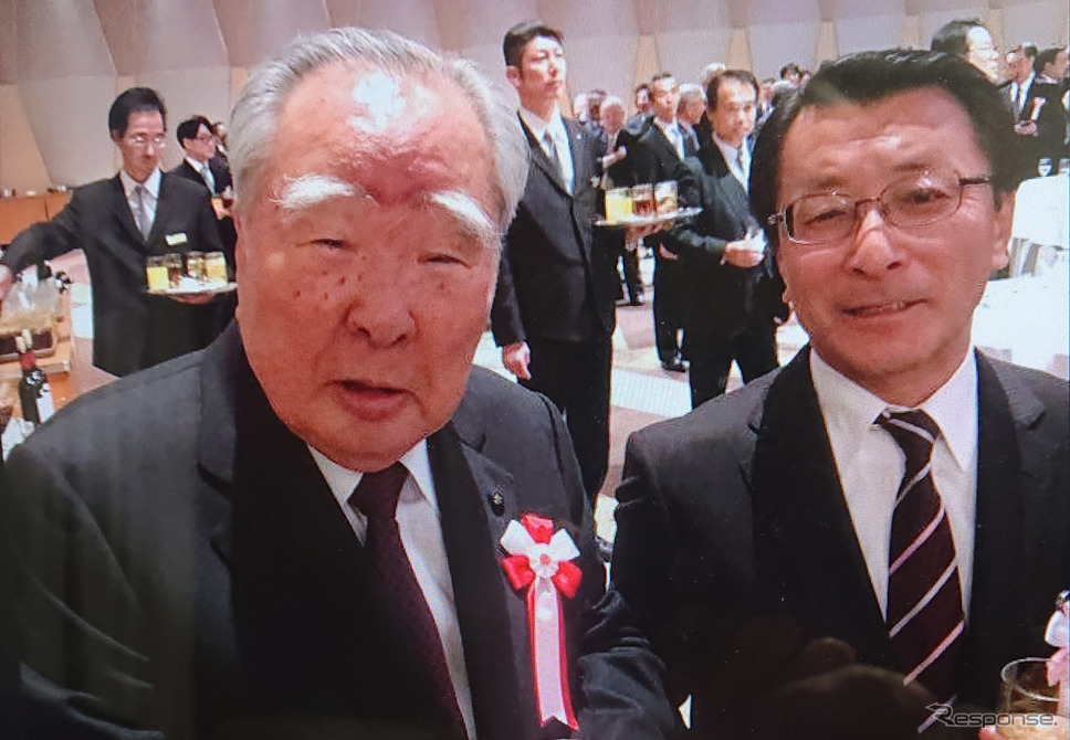 鈴木修氏(左)と筆者《写真提供 福田俊之》
