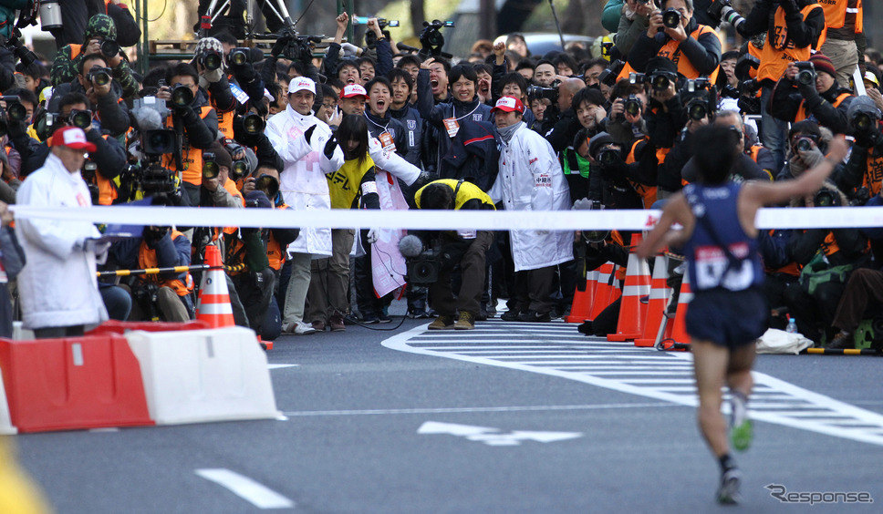 箱根駅伝ゴール(2012年)《Photo by Sports Nippon/Getty Images Sport/ゲッティイメージズ》