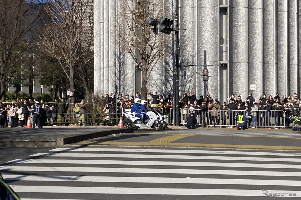 箱根駅伝(2023年)、東京駅八重洲南口、鍛冶橋交差点《写真撮影 高木啓》