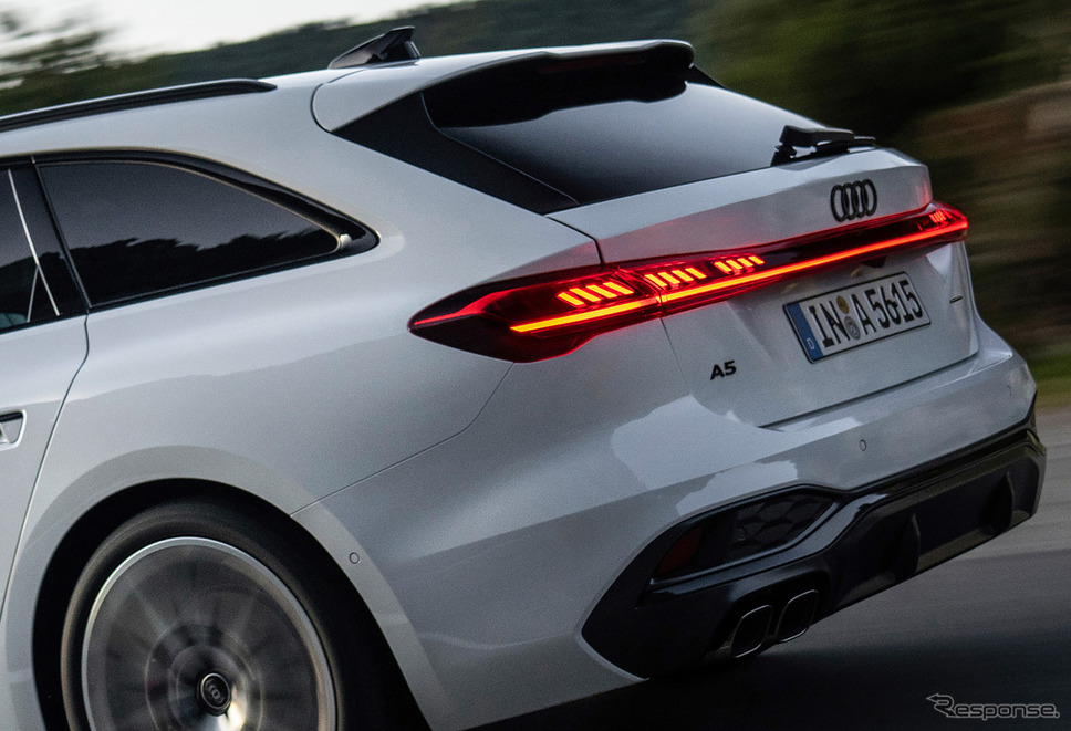 アウディ A5 新型のデジタルOLEDリアライトパネル《photo by Audi》