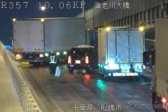冬用タイヤやチェーン未装着車両によるスリップ事故(例)《写真提供 国交省》