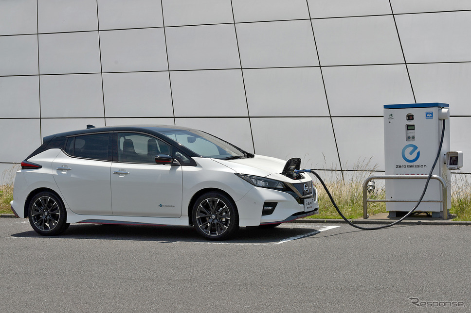 充電する日産 リーフNISMO《写真撮影 中野英幸》