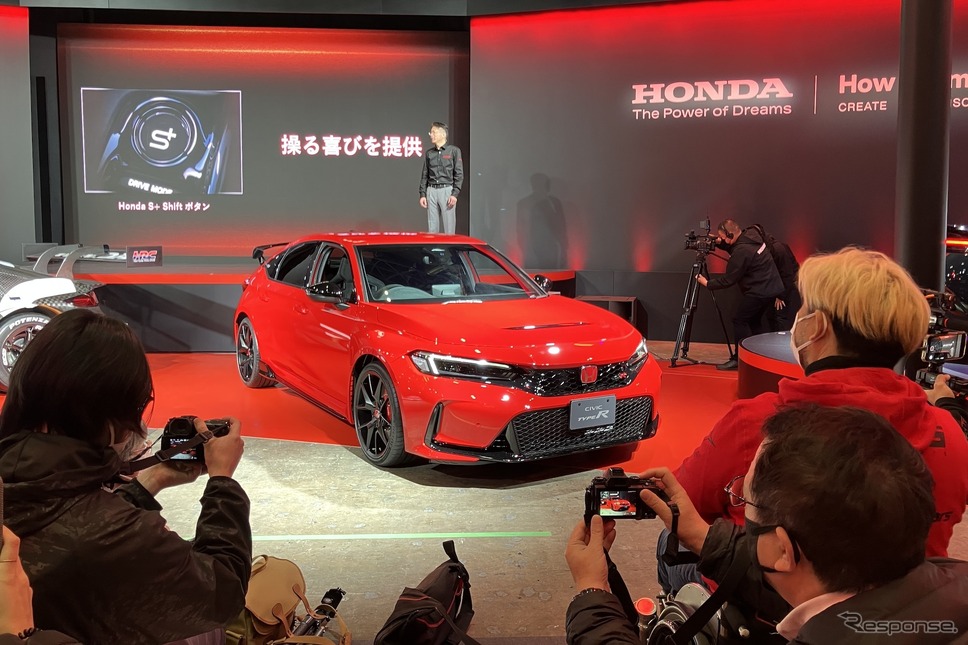 高倉統括部長とシビックタイプRレーシングブラック・パッケージ(東京オートサロン2025)《写真撮影 高木啓》