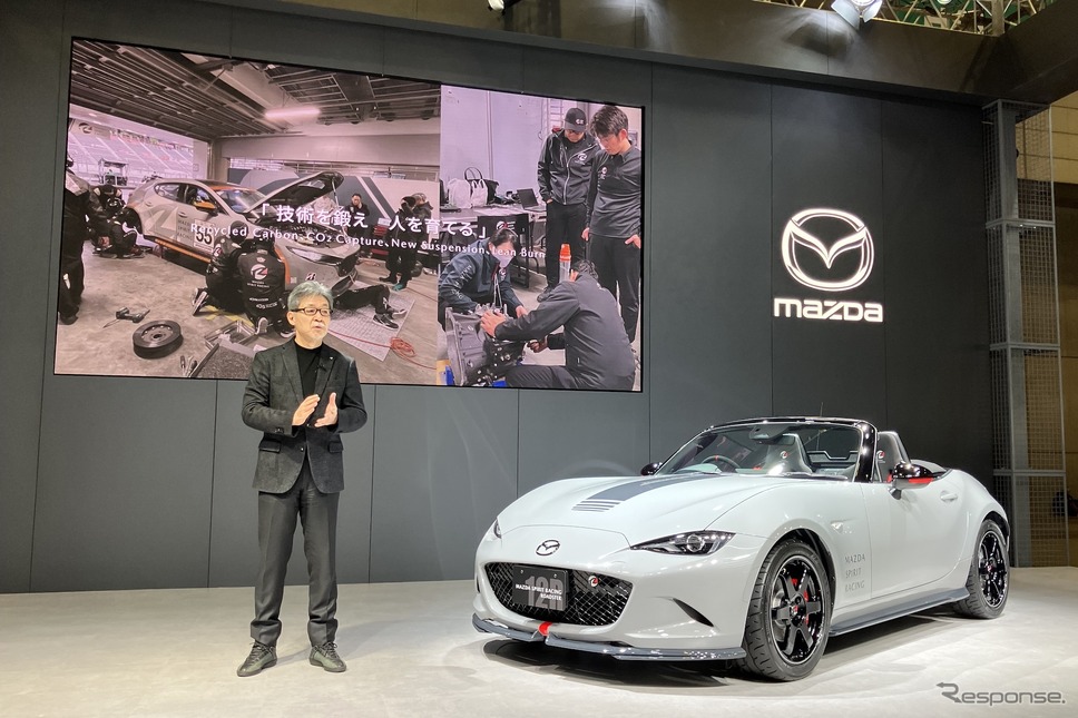 マツダスピリットレーシング・ロードスター12Rと前田代表(東京オートサロン2025)《写真撮影 高木啓》