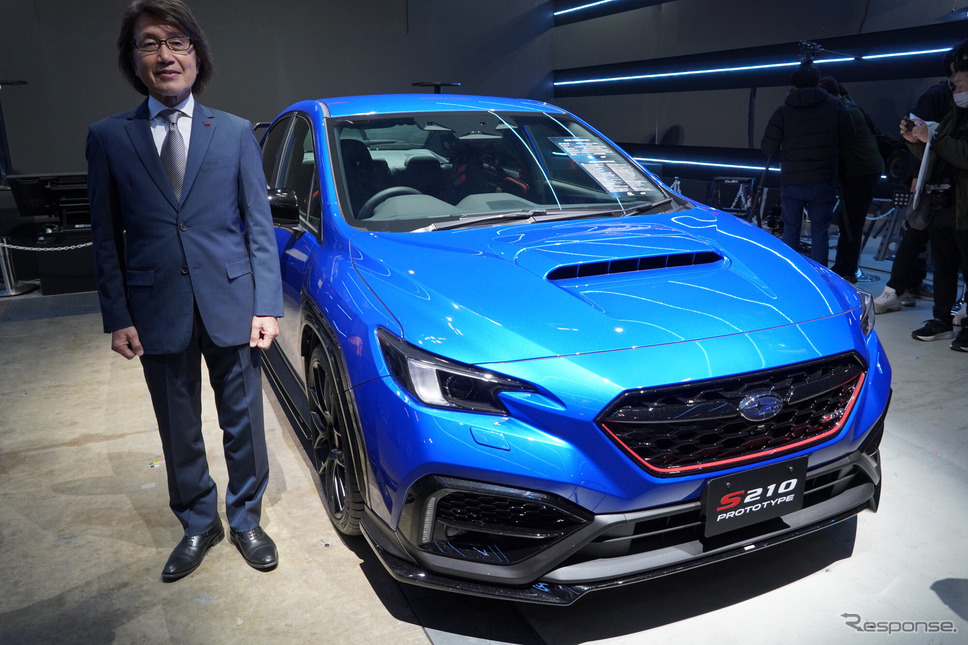 「S210プロトタイプ」とSTI 高津益夫 開発副本部長《写真撮影 小松哲也》