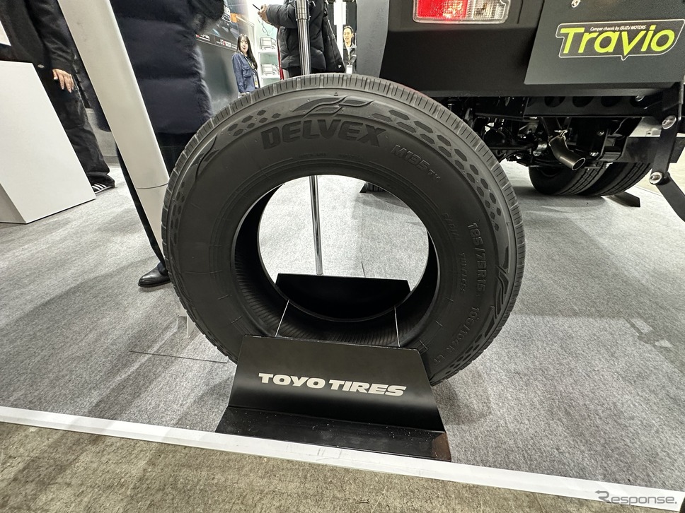 いすゞ トラヴィオ エクスペディション ストライカー カスタマイズコンセプトにはトーヨータイヤのコンセプトタイヤを装着(参考出品)《写真撮影 釜田康佑》