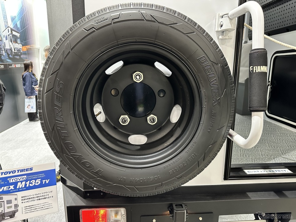 いすゞ トラヴィオ エクスペディション ストライカー カスタマイズコンセプトにはトーヨータイヤのコンセプトタイヤを装着(参考出品)《写真撮影 釜田康佑》