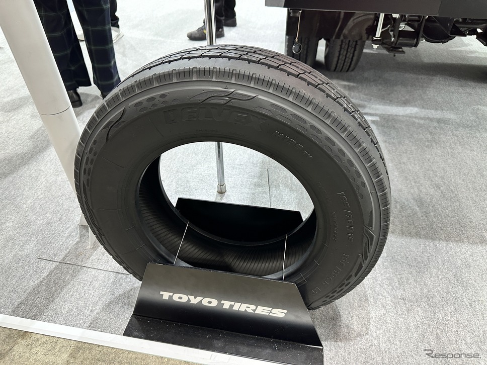 いすゞ トラヴィオ エクスペディション ストライカー カスタマイズコンセプトにはトーヨータイヤのコンセプトタイヤを装着(参考出品)《写真撮影 釜田康佑》