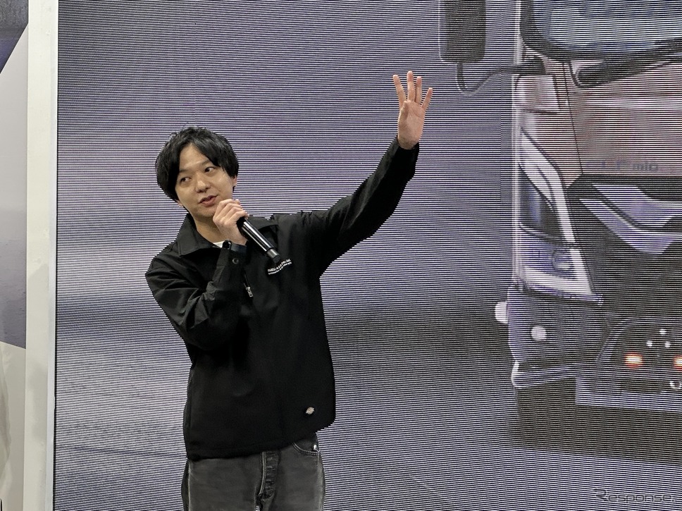 プレスカンファレンスに登壇した、いすゞA&S 経営企画部の青山勝 係長《写真撮影 釜田康佑》