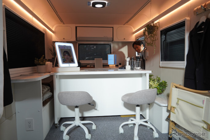 WELL Cabin OFFMO 美容/リフレッシュチャージルーム(パナソニックオートモーティブシステムズ/東京オートサロン2025)《写真撮影 小松哲也》