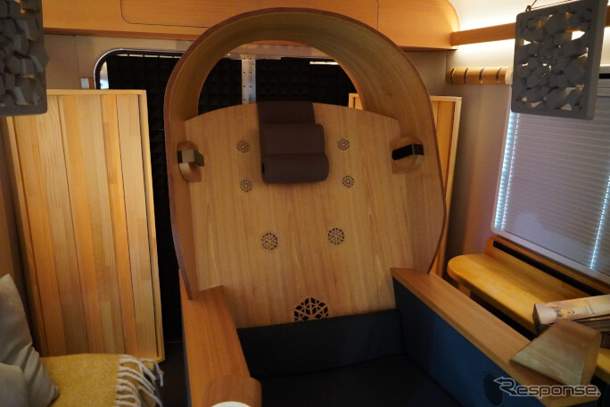 WELL Cabin OFFMO プライベートエンタメルーム(パナソニックオートモーティブシステムズ/東京オートサロン2025)《写真撮影 小松哲也》