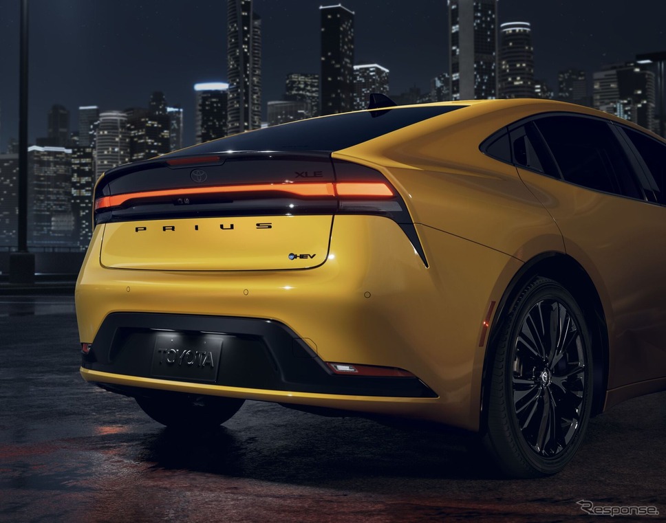 「カラシ」色を採用するトヨタ・プリウスの「ナイトシェード」(米国仕様)《photo by Toyota》