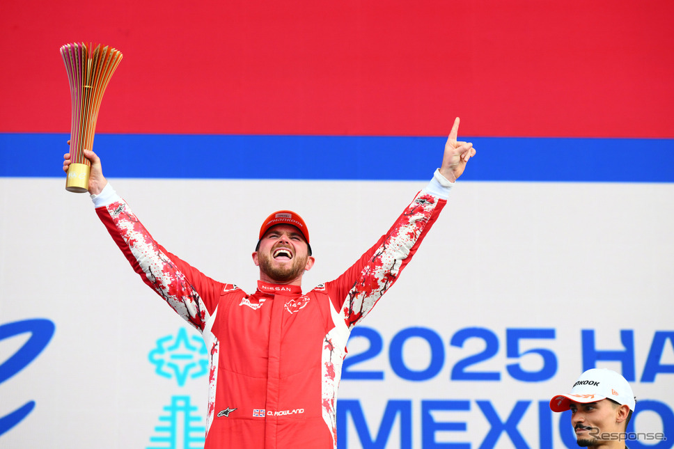 勝利を喜ぶローランド(日産)《Photo by Simon Galloway/LAT Images for Formula E/ゲッティイメージズ》