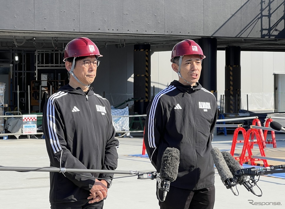 トヨタアルバルク東京 林邦彦 代表取締役社長(左)と林洋輔 アリーナプランニング部長(右)《写真撮影 小松哲也》
