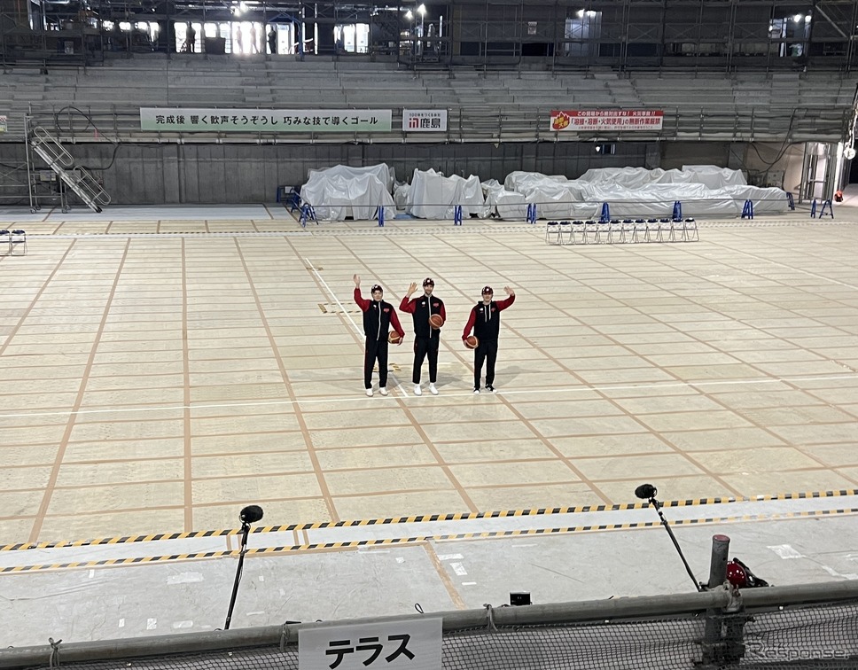 テラスからの眺め。選手の足元に引いてある白い線がコートを示している《写真撮影 小松哲也》