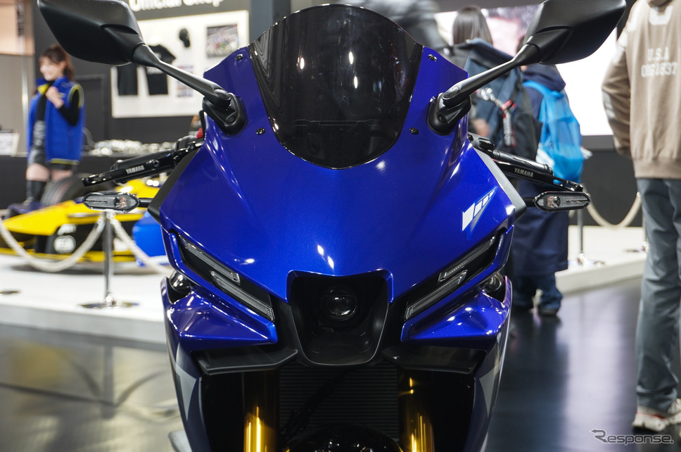 ヤマハ発動機が東京オートサロン2025でサプライズ公開した新型バイク。写真はYZF-R3 2025年モデル。《写真撮影 宮崎壮人》