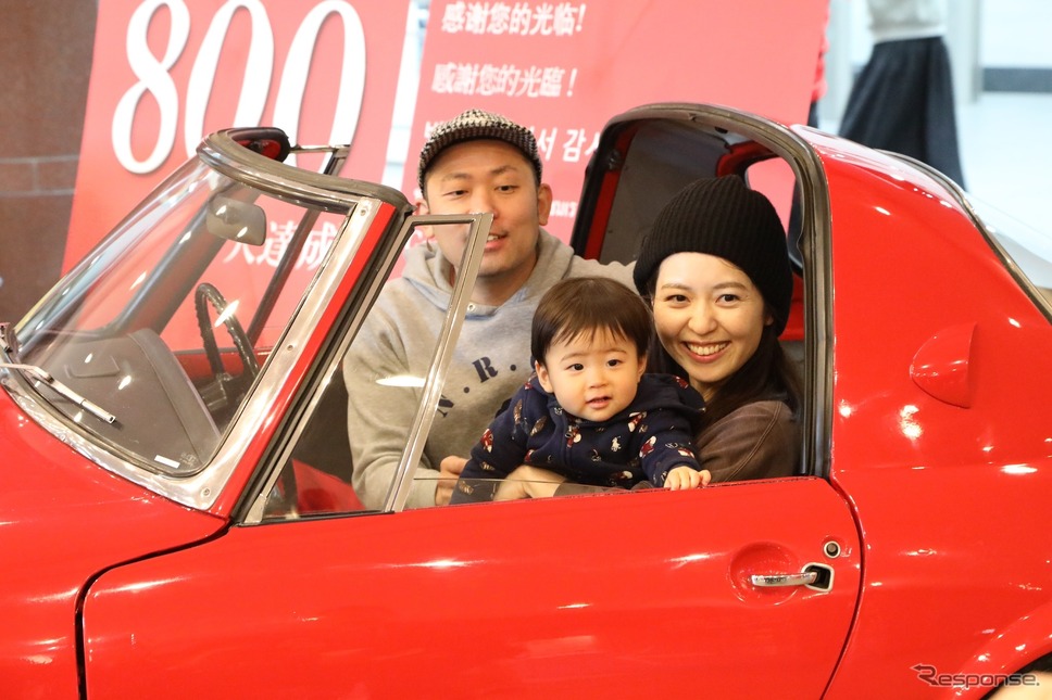 トヨタ スポーツ800に記念乗車《写真提供 トヨタ自動車》