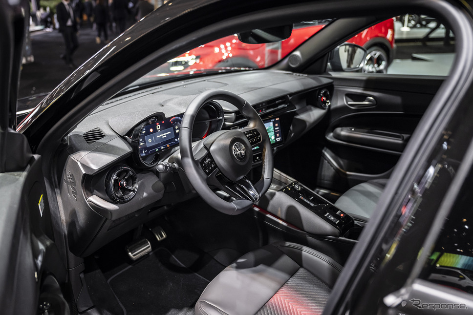 アルファロメオ ジュニア イブリダQ4 (ブリュッセルモーターショー2025)《photo by Alfa Romeo》