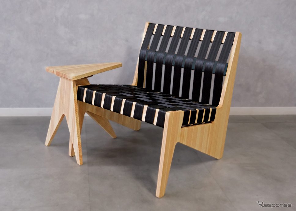 シートベルトの廃材を利用したラウンジチェア「TOR-01 - Belt Chair Lounge set -black-Clear-hinoki」《写真提供 宝和化学》