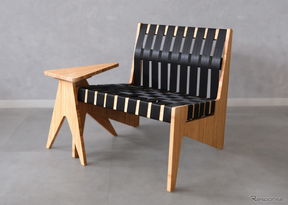 シートベルトの廃材を利用したラウンジチェア「TOR-01 - Belt Chair Lounge set -black-Clear-bamboo」《写真提供 宝和化学》