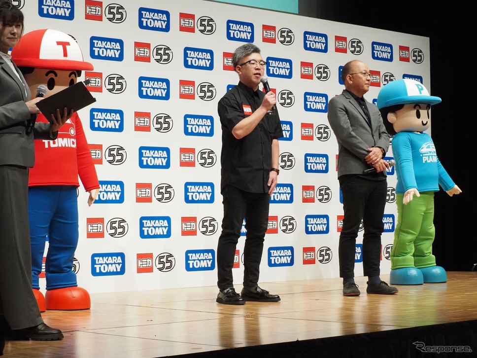 グローバルトミカ事業室トミカ事業部ブランドマーケティング課の吉原有也課長(中央)《写真撮影 高木啓》