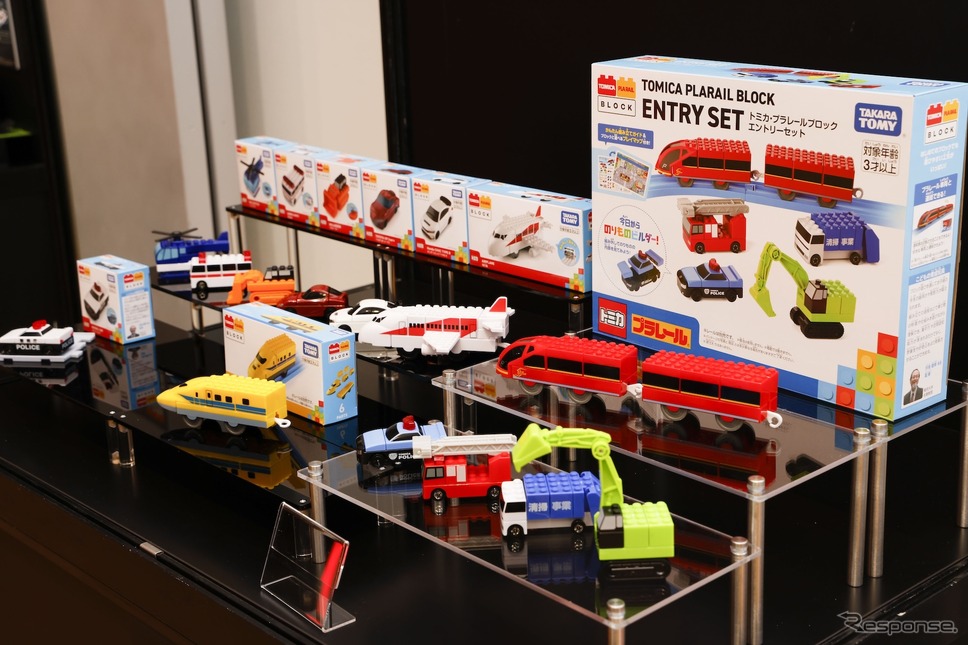 トミカ・プラレールブロック (c) TOMY《写真提供 タカラトミー》