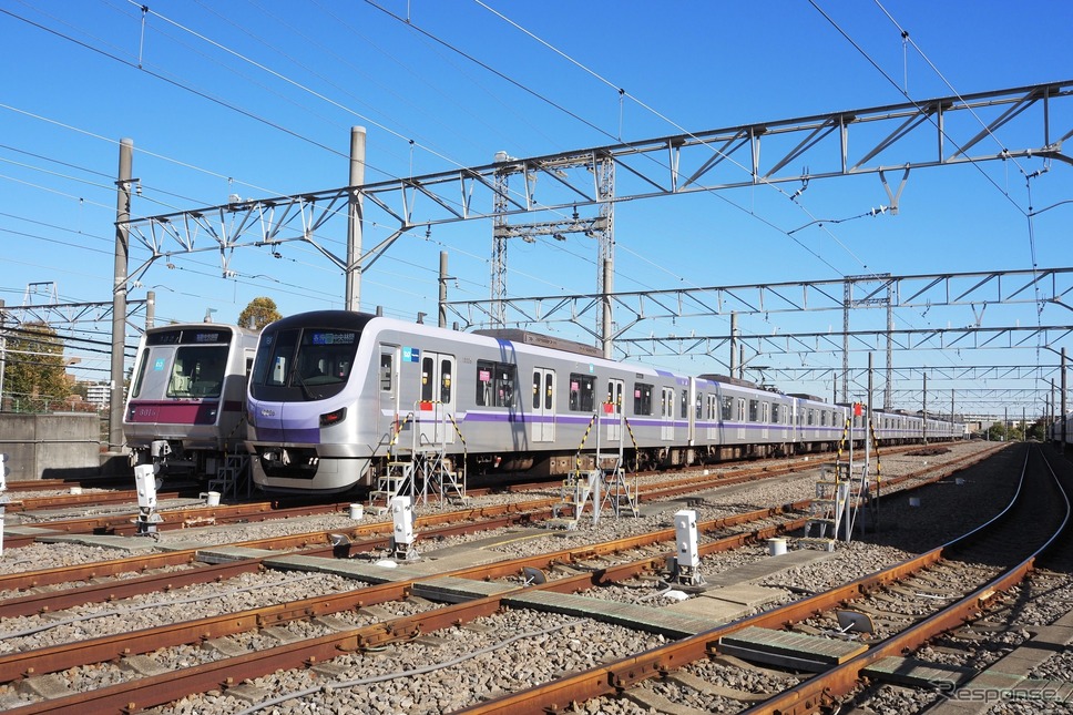東京メトロ18000系(同型車、手前)《写真撮影 高木啓》