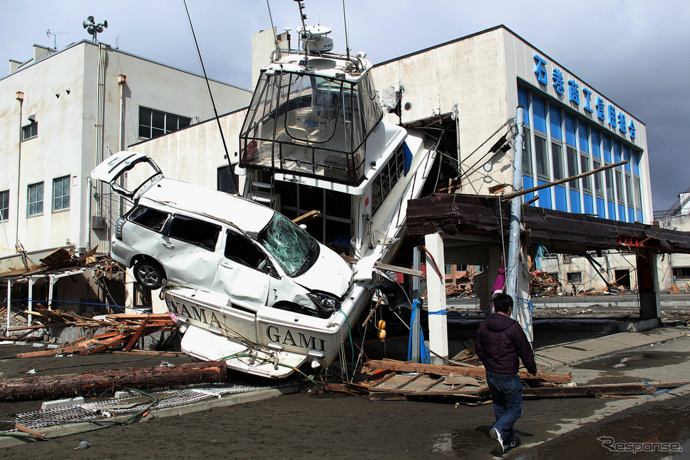 石巻市(2011年3月18日)《Photo by Chris McGrath/Getty Images News/ゲッティイメージズ》