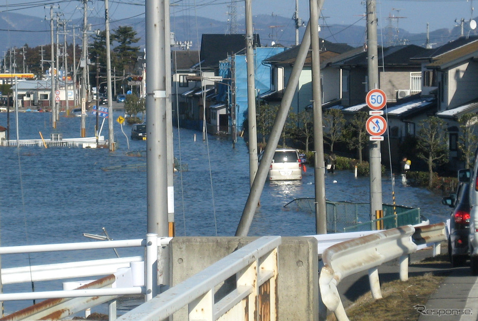 石巻市(2011年3月12日)《Photo by Tatsuya Suigiyama/Japanese Red Cross/IFRC/Getty Images News/ゲッティイメージズ》
